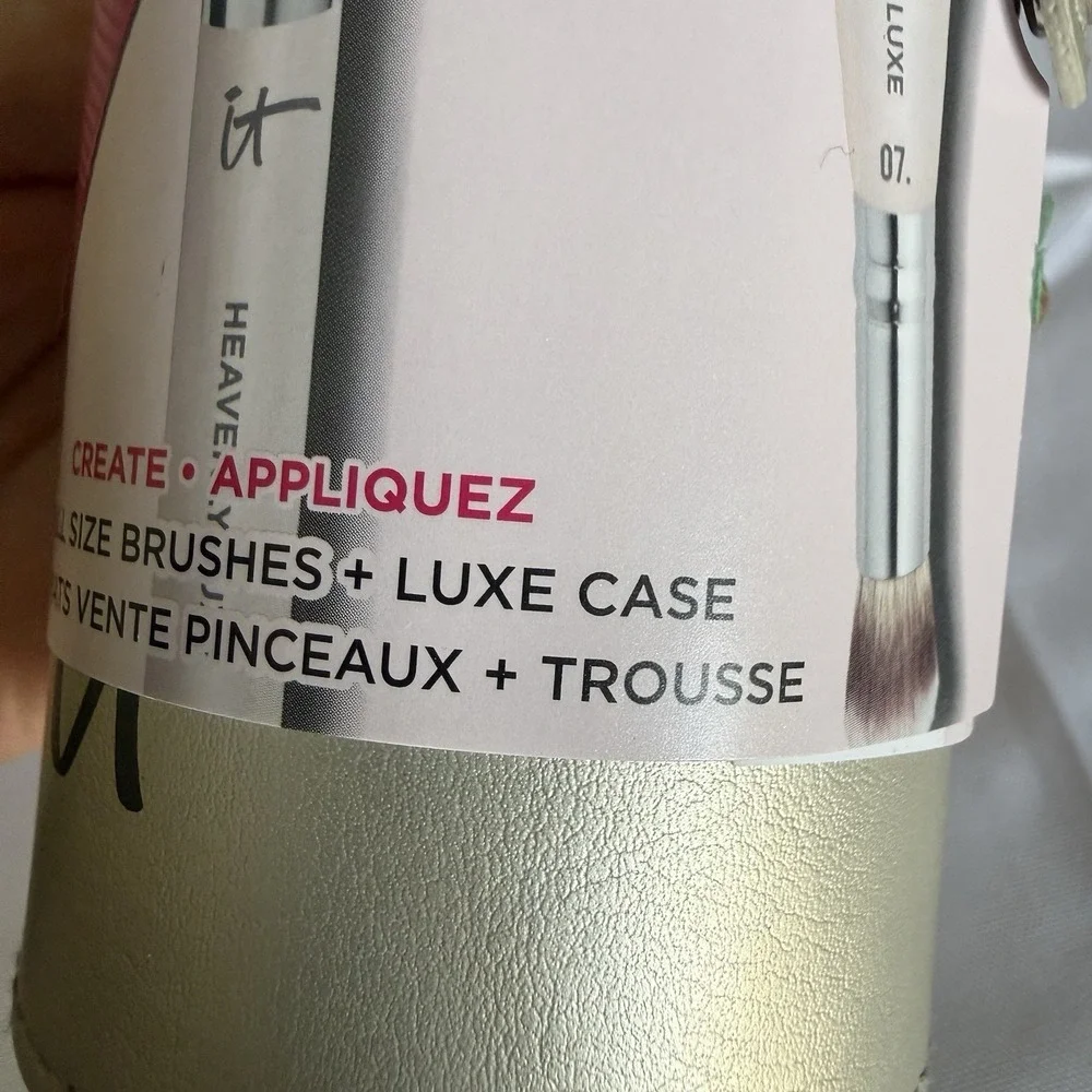 IT COSMETICS CREATE LUXE CASE + 3 FULL SIZE BRUSHES FOUNDATION, BLUSH, EYESHADOW